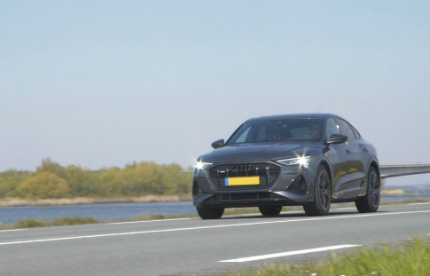 Video: De Audi e-tron kan sneller thuis opladen met 22 kW optie Video: De Audi e-tron kan sneller thuis opladen met 22 kW optie