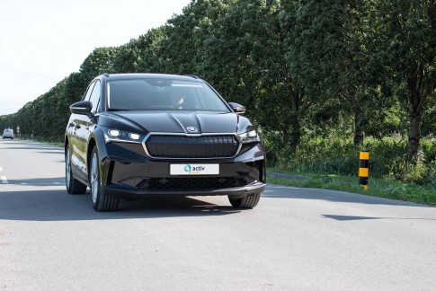 Skoda Enyaq rolt als de 100.000e geëlektrificeerde Skoda van de band Skoda Enyaq rolt als de 100.000e geëlektrificeerde Skoda van de band
