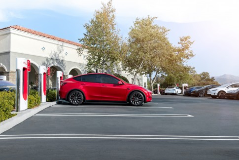 Nieuwe Tesla V4 Supercharger gespot in Harderwijk