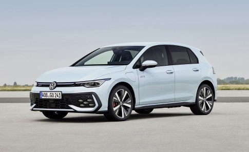 De vernieuwde Volkswagen Golf PHEV rijdt tot 100 kilometer elektrisch De vernieuwde Volkswagen Golf PHEV rijdt tot 100 kilometer elektrisch