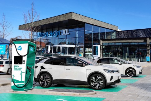 Albert Heijn plaatst 2.000 snelladers voor elektrische auto's Albert Heijn plaatst 2.000 snelladers voor elektrische auto's