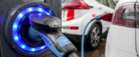 Amsterdam promoot elektrisch rijden; metro stopt met brandstofauto-reclames Amsterdam promoot elektrisch rijden; metro stopt met brandstofauto-reclames