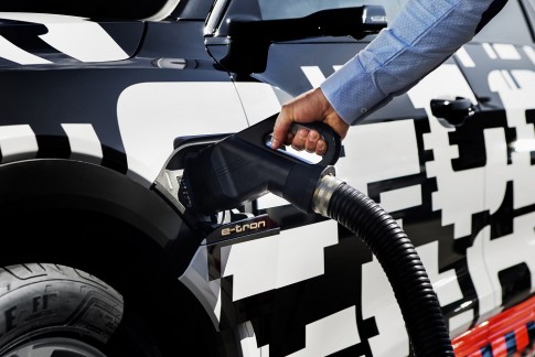 Audi e-tron heeft meer dan 400 km bereik, volladen kan al in een half uur Audi e-tron heeft meer dan 400 km bereik, volladen kan al in een half uur