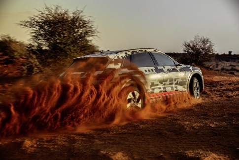 Getest: de Audi e-tron gaat op avontuur in de woestijn Getest: de Audi e-tron gaat op avontuur in de woestijn