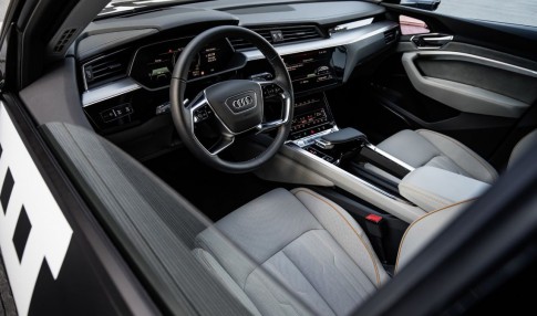 Bekijk het high tech Audi e-tron interieur