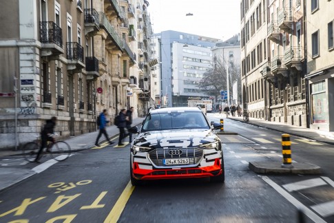 Gespot in Genève: de volledig elektrische Audi e-tron SUV. Reserveer nu! Gespot in Genève: de volledig elektrische Audi e-tron SUV. Reserveer nu!