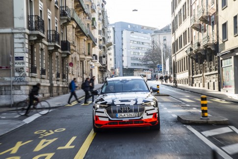 Gespot in Genève: de volledig elektrische Audi e-tron SUV. Reserveer nu!