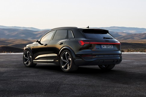 Audi e-tron wordt Audi Q8 e-tron: vernieuwde looks en 600 km actieradius Audi e-tron wordt Audi Q8 e-tron: vernieuwde looks en 600 km actieradius