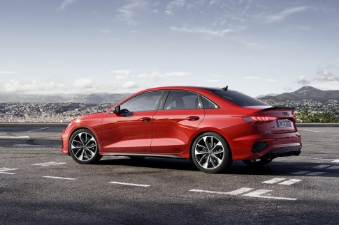 Iedereen aan de kant voor deze supersnelle Audi S3! Iedereen aan de kant voor deze supersnelle Audi S3!