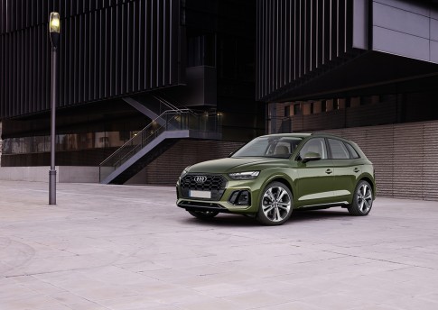 De vernieuwde Audi Q5 heeft een wereldprimeur met innovatieve OLED achterlichten De vernieuwde Audi Q5 heeft een wereldprimeur met innovatieve OLED achterlichten