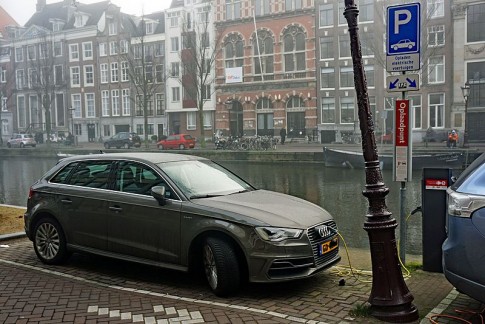 Zo hoog is een boete voor laadpaalkleven met een elektrische auto