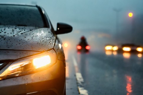 Gevaarlijk! Veel auto's rijden op de weg met verkeerde verlichting Gevaarlijk! Veel auto's rijden op de weg met verkeerde verlichting