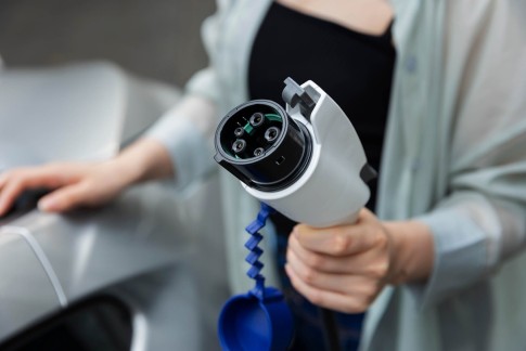 Definitief: lagere bijtelling EV's en pseudo-eindheffing goedgekeurd