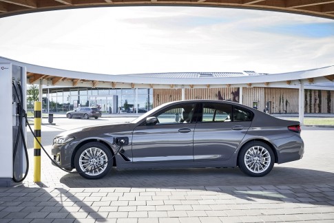 Plug-in hybride BMW 3-serie en 5-serie vanaf nu goedkoper te leasen Plug-in hybride BMW 3-serie en 5-serie vanaf nu goedkoper te leasen