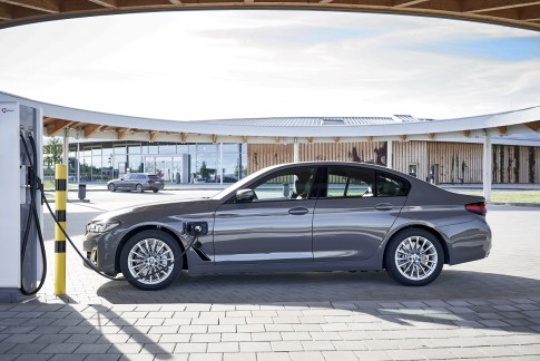 Plug-in hybride BMW 3-serie en 5-serie vanaf nu goedkoper te leasen