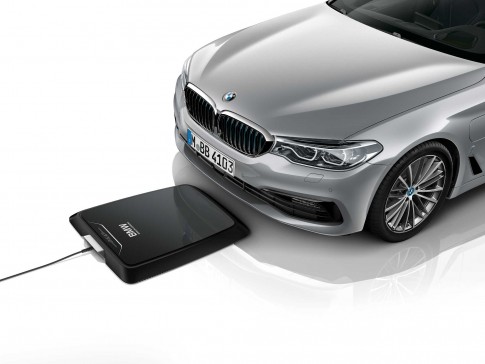 Plug-in hybride leaseauto van BMW kan vanaf nu draadloos opladen Plug-in hybride leaseauto van BMW kan vanaf nu draadloos opladen
