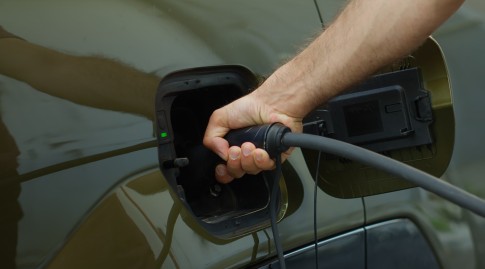 Elektrische rijders in Gelderland krijgen korting voor slim laden aan publieke laadpaal