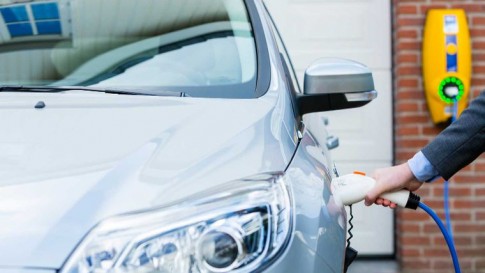 Voor het eerst meer elektrische auto's dan dieselauto's verkocht in Nederland Voor het eerst meer elektrische auto's dan dieselauto's verkocht in Nederland