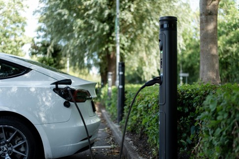 Kun je elektrisch rijden zonder laadpaal thuis?