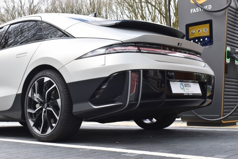 Elektrische auto volladen in 5 minuten? Met deze 1700 volt batterij kan het!