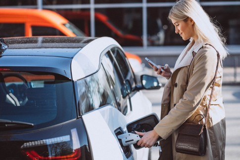 Elektrisch rijden 60% goedkoper dan benzine, dit betekent het voor leaseauto's