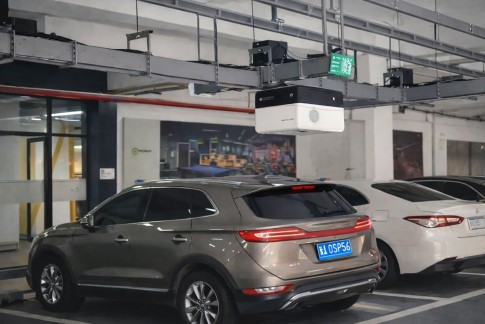 Laden zonder laadpaal? Oplaadrobots veroveren parkeergarages in China