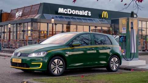 Elektrische auto binnen een half uur opladen bij McDonald's restaurants
