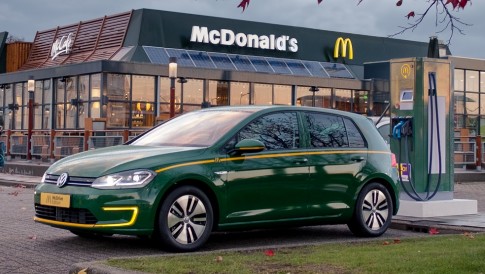 Elektrische auto binnen een half uur opladen bij McDonald's restaurants Elektrische auto binnen een half uur opladen bij McDonald's restaurants