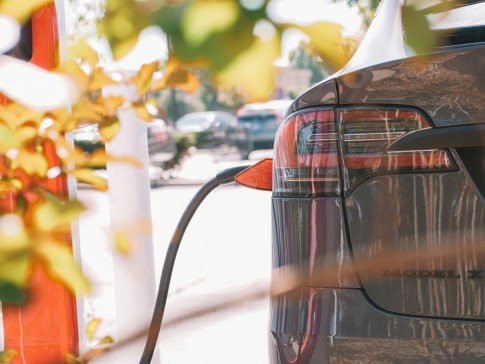 Met de elektrische auto op vakantie? In deze landen staan de meeste laadpunten Met de elektrische auto op vakantie? In deze landen staan de meeste laadpunten
