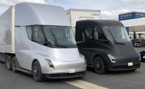 Elon Musk deelt foto van elektrische Tesla Semi bij transportdebuut Elon Musk deelt foto van elektrische Tesla Semi bij transportdebuut
