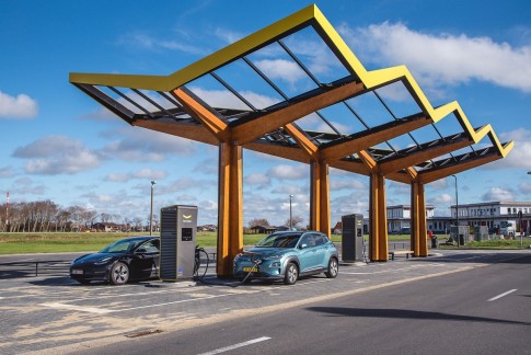 Rechter doet uitspraak: er komen nog veel meer laadpalen bij tankstations! Rechter doet uitspraak: er komen nog veel meer laadpalen bij tankstations!