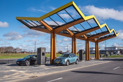 Rechter doet uitspraak: er komen nog veel meer laadpalen bij tankstations!