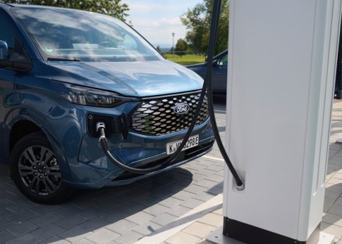 Ford E-Transit Custom upgrade brengt groter rijbereik en sneller laden