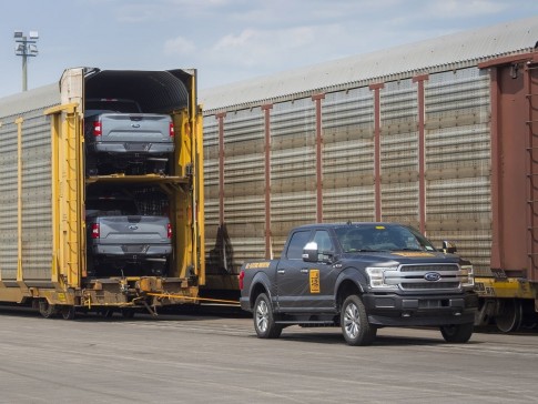 Koud kunstje: elektrische Ford F-150 trekt lading van 450 ton