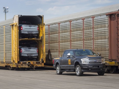 Koud kunstje: elektrische Ford F-150 trekt lading van 450 ton Koud kunstje: elektrische Ford F-150 trekt lading van 450 ton