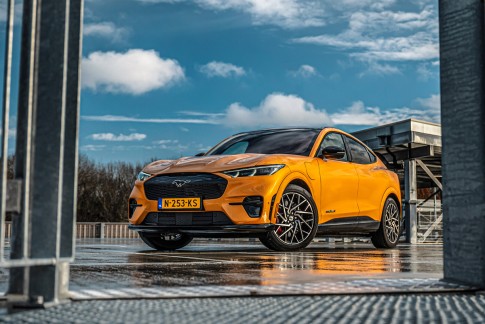 Ford gaat mee in prijzenoorlog: Mustang Mach-e duizenden euro's goedkoper Ford gaat mee in prijzenoorlog: Mustang Mach-e duizenden euro's goedkoper