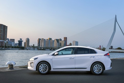 Vernieuwde Hyundai IONIQ komt op stroom met drie aandrijvingen Vernieuwde Hyundai IONIQ komt op stroom met drie aandrijvingen