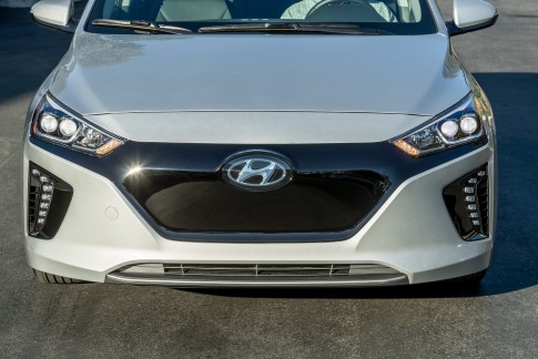 De Hyundai IONIQ EV lease. Leverbaar in meerdere luxe uitvoeringen De Hyundai IONIQ EV lease. Leverbaar in meerdere luxe uitvoeringen
