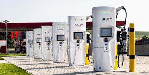 Ionity snellaadstation bij Apeldoorn laadt auto's op binnen enkele minuten Ionity snellaadstation bij Apeldoorn laadt auto's op binnen enkele minuten