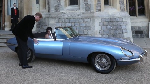 Prince Harry en Meghan Markle rijden in Jaguar E-Type Zero