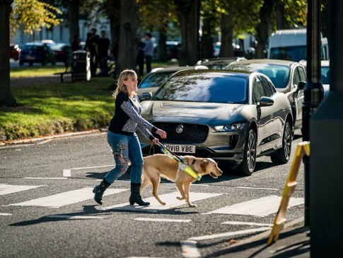 Jaguar I-Pace maakt speciaal geluid om voetgangers te beschermen Jaguar I-Pace maakt speciaal geluid om voetgangers te beschermen