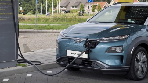 Hyunda KONA Electric laadtijd nu 30% sneller door modelupdate