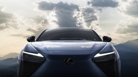 Elektrische Lexus RZ 450e krijgt Tesla-achtig stuurwiel Elektrische Lexus RZ 450e krijgt Tesla-achtig stuurwiel