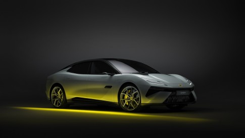 Nieuwe elektrische Lotus Emeya gaat de strijd aan met Porsche Taycan