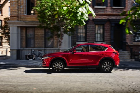Doek van nieuwe Mazda CX-5 getrokken. Leasen vanaf zomer 2017 Doek van nieuwe Mazda CX-5 getrokken. Leasen vanaf zomer 2017