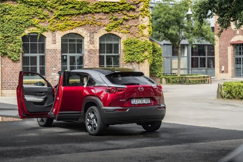 Video: zo werken die aparte deuren van de Mazda MX-30 Video: zo werken die aparte deuren van de Mazda MX-30