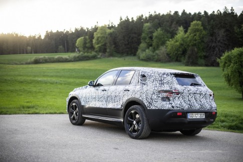 Filmpje: volledig elektrische Mercedes EQC maakt zich op voor laatste tests Filmpje: volledig elektrische Mercedes EQC maakt zich op voor laatste tests