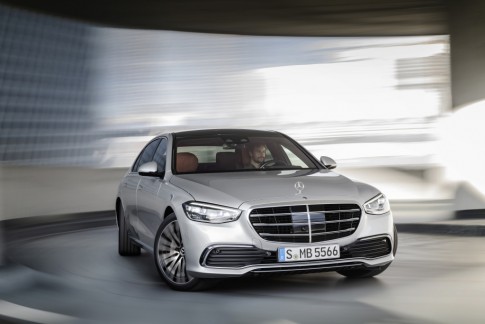 De nieuwe Mercedes S-klasse heeft meesturende achterwielen De nieuwe Mercedes S-klasse heeft meesturende achterwielen