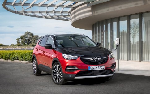 Opel legt zijn grootste SUV aan de stekker: Grandland X Hybrid4