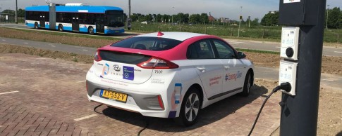 Elektrische auto's opladen kan in Arnhem met remenergie van trolleybussen Elektrische auto's opladen kan in Arnhem met remenergie van trolleybussen